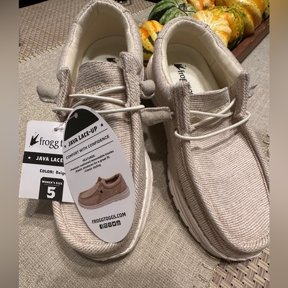 Frogg Togg Women’s shoes. Beige. Size 5 New with Tags. Slip on. - Picture 1 of 4